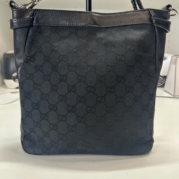 Gucci Black Crossbody Bag with Adjustable Strap and Minimalist Design - Picture 5 of 13